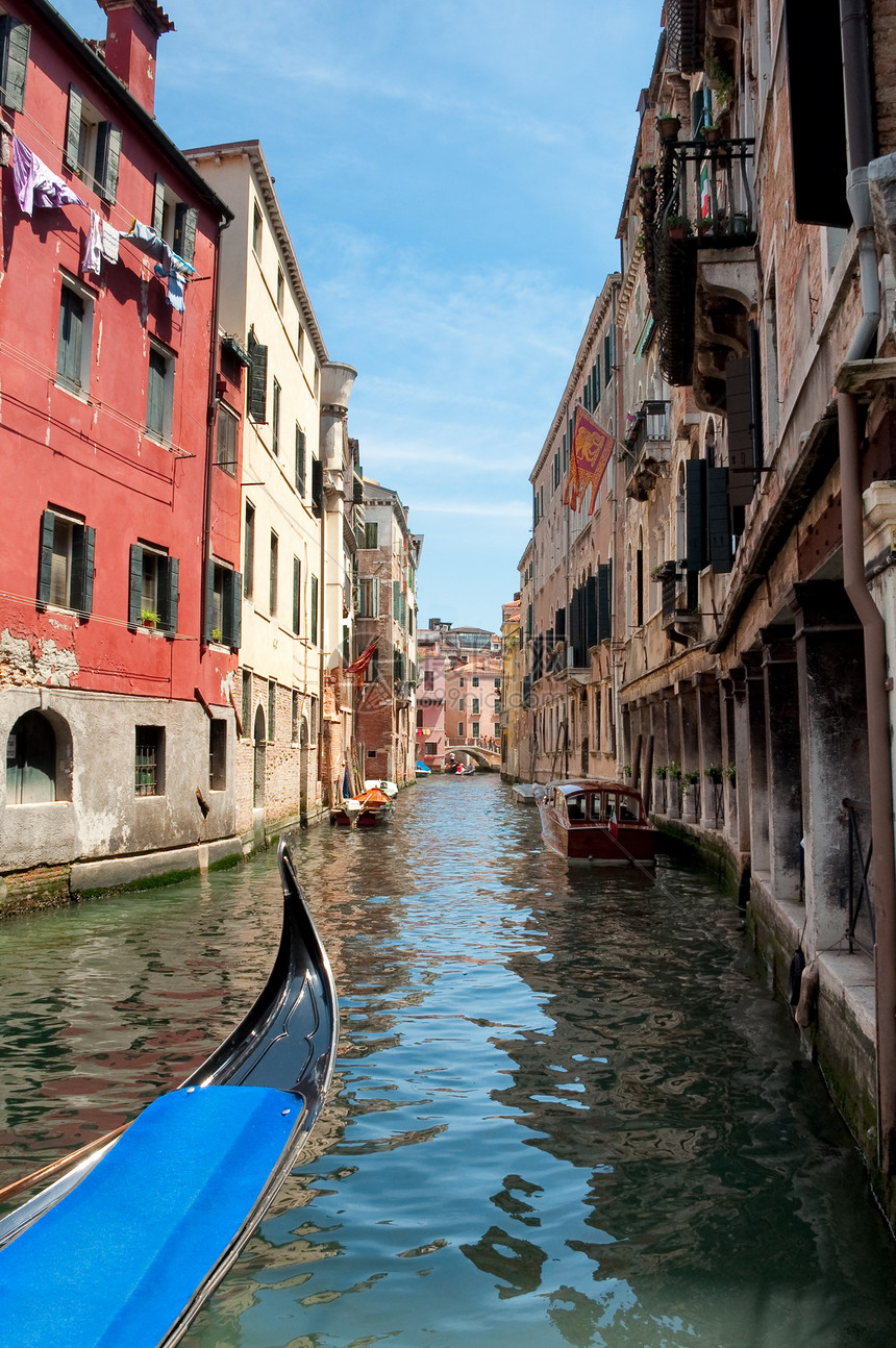 Gondola在意大利Venezia的老房子之间的运河上的Gondola图片