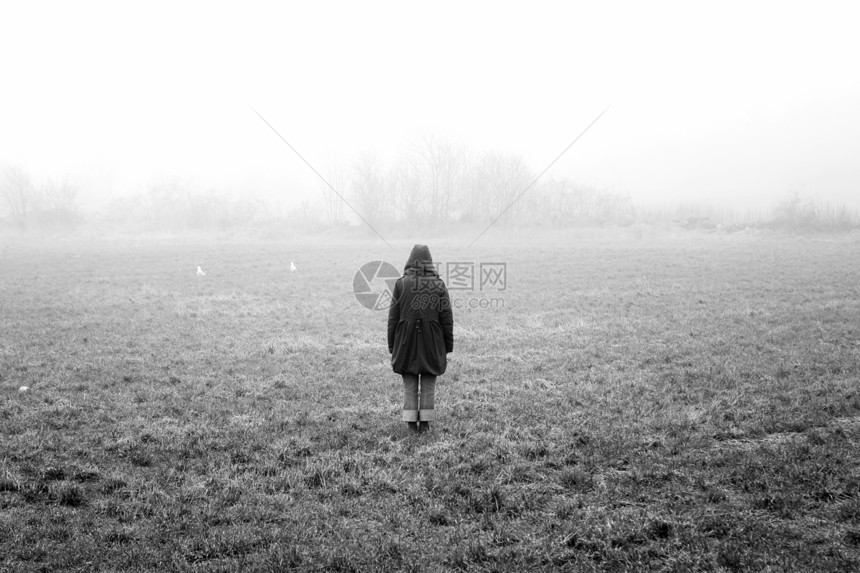 在雾中黑与白贵妇人图片