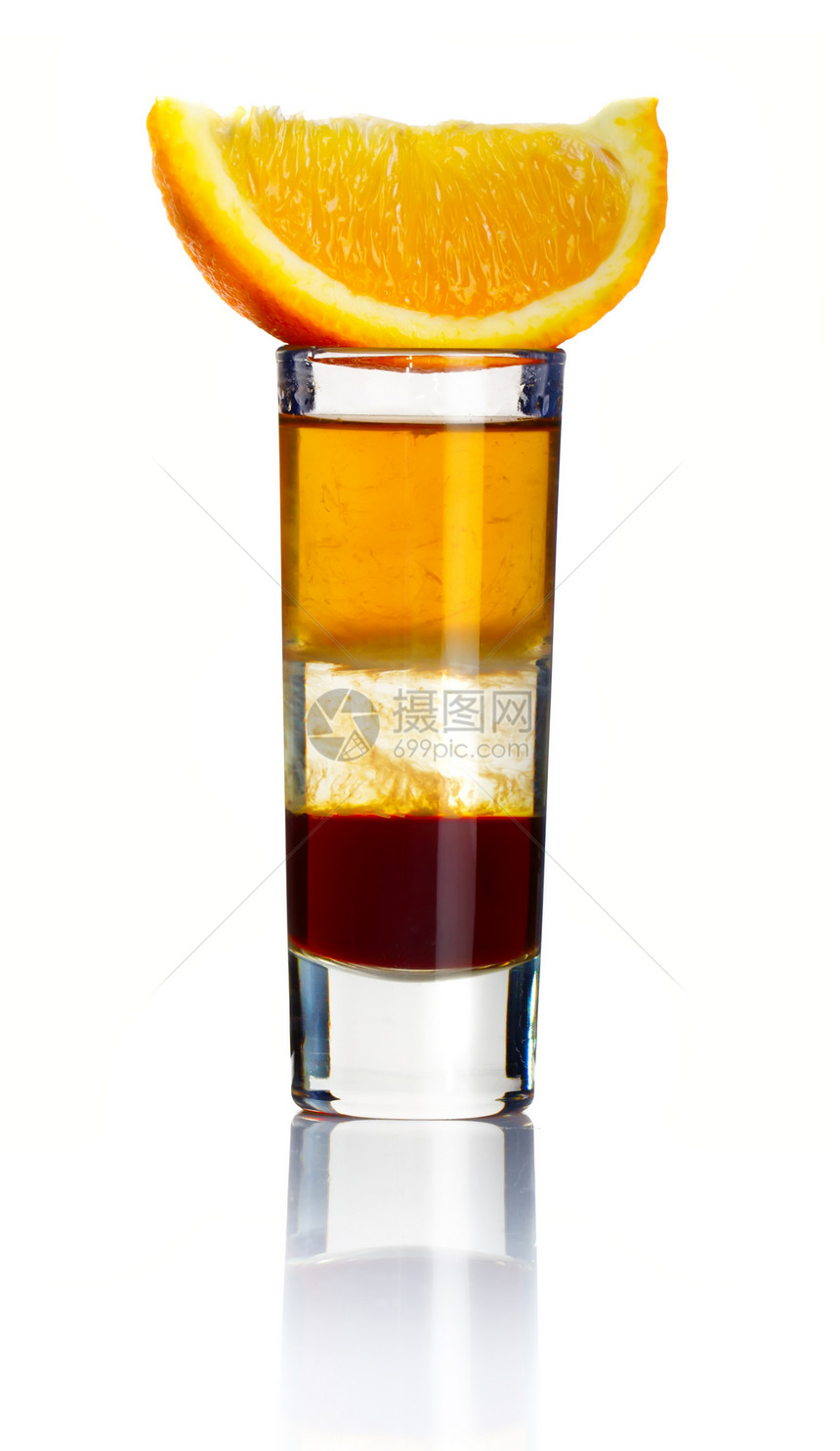 切短酒精鸡尾酒 孤立在白色上橙子果汁浆果薄荷摄影派对补品水果飞溅苏打图片