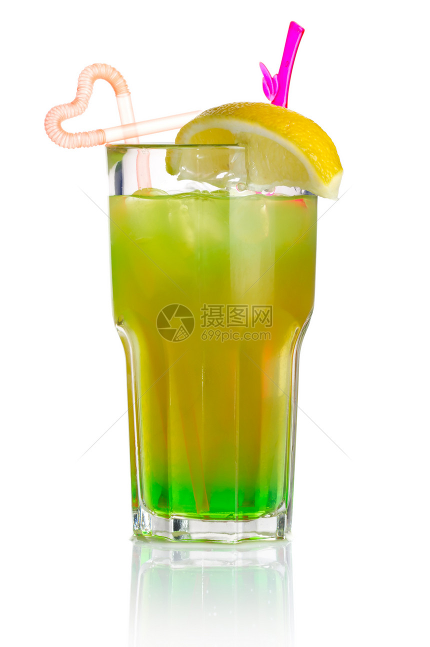 绿色酒精鸡尾酒加柠檬片 白纸上孤立图片