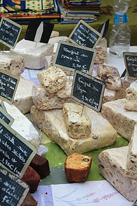 市场上的奶酪美食牛奶销售黄色展示生产商业零售白色奶制品背景图片