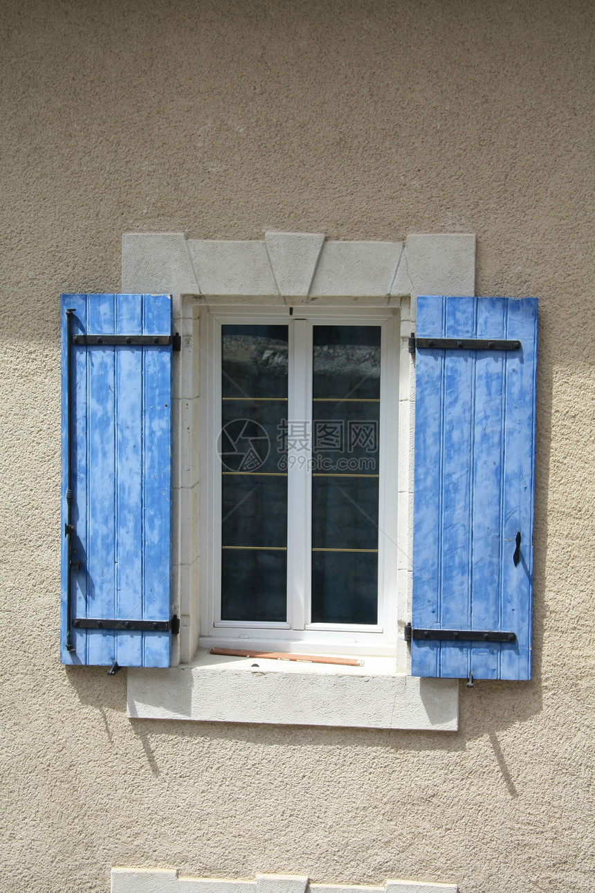 法国普罗旺斯的窗口石头蓝色建筑房子百叶窗木头褐色快门砖块图片