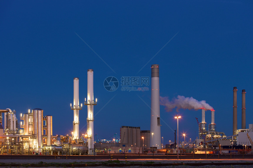 石化工业环境化学品生产蓝色石油技术工程烟囱工厂烟雾图片