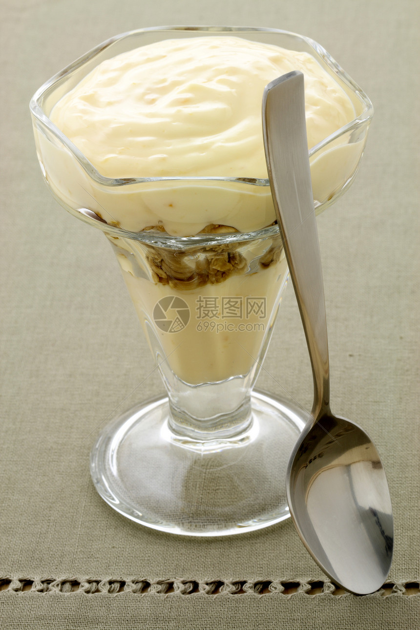 和健康 美味健康的粮坚果浆果燕麦薄片早餐麦片杏仁产品酸奶勺子图片