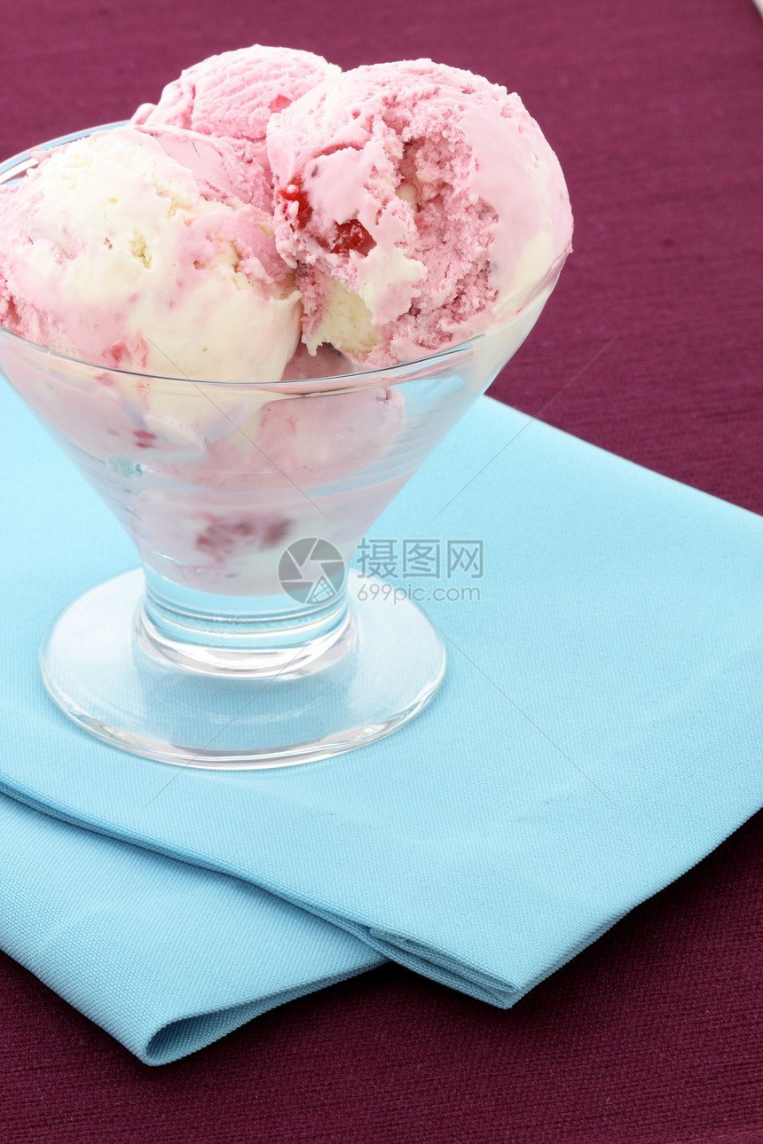 草莓和香草冰淇淋奶油牛奶奶制品浆果宏观白色味道食物图片