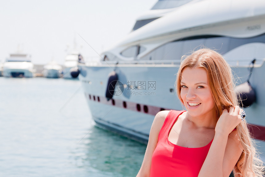 女孩和游艇摄影成人女性蓝色阳光天空码头快乐享受港口图片