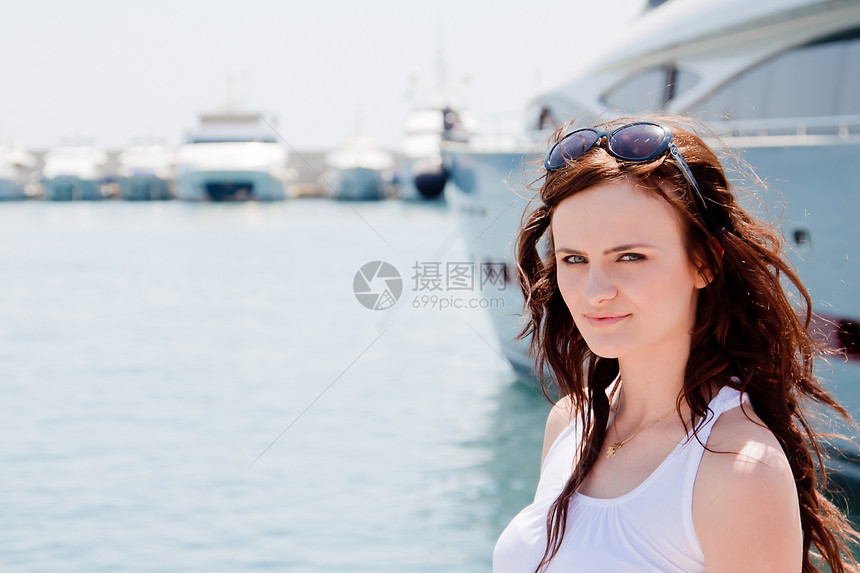 女孩和游艇港口自由蓝色幸福阳光血管女性微笑快乐摄影图片