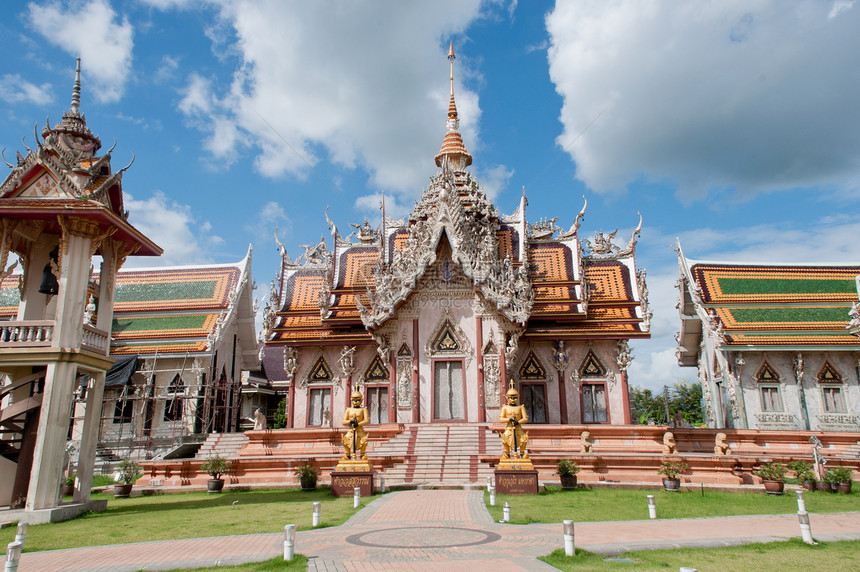 泰国有蓝天的泰神庙图片