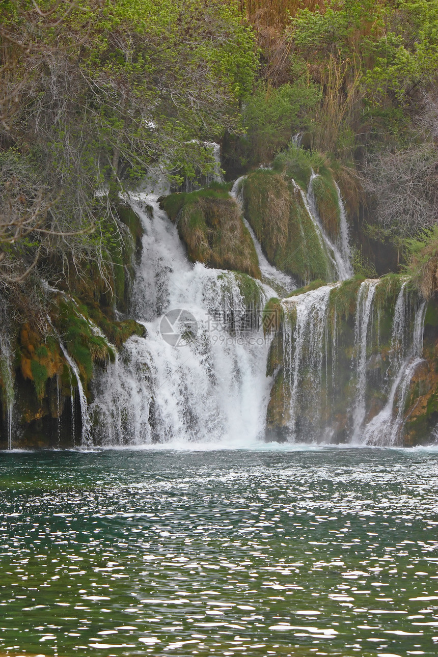 Krka河瀑布绿色蓝色瀑布环境国家森林地标公园峡谷石头图片