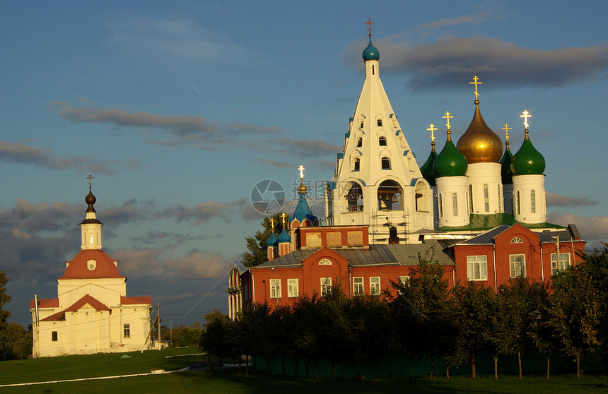Kolomna 历史中心视图钟楼房子宗教天炉白色教会天空大教堂城市圆顶图片