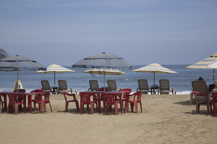 海滩椅子和有海洋视图的伞状橙子沙滩热带风景场景阴影地平线旅行海岸线旅游图片