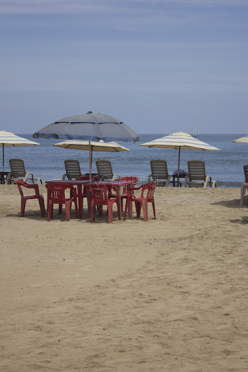 海滩椅子和有海洋视图的伞状蓝色目的地海浪阴影热带橙子气候风景天空旅游图片