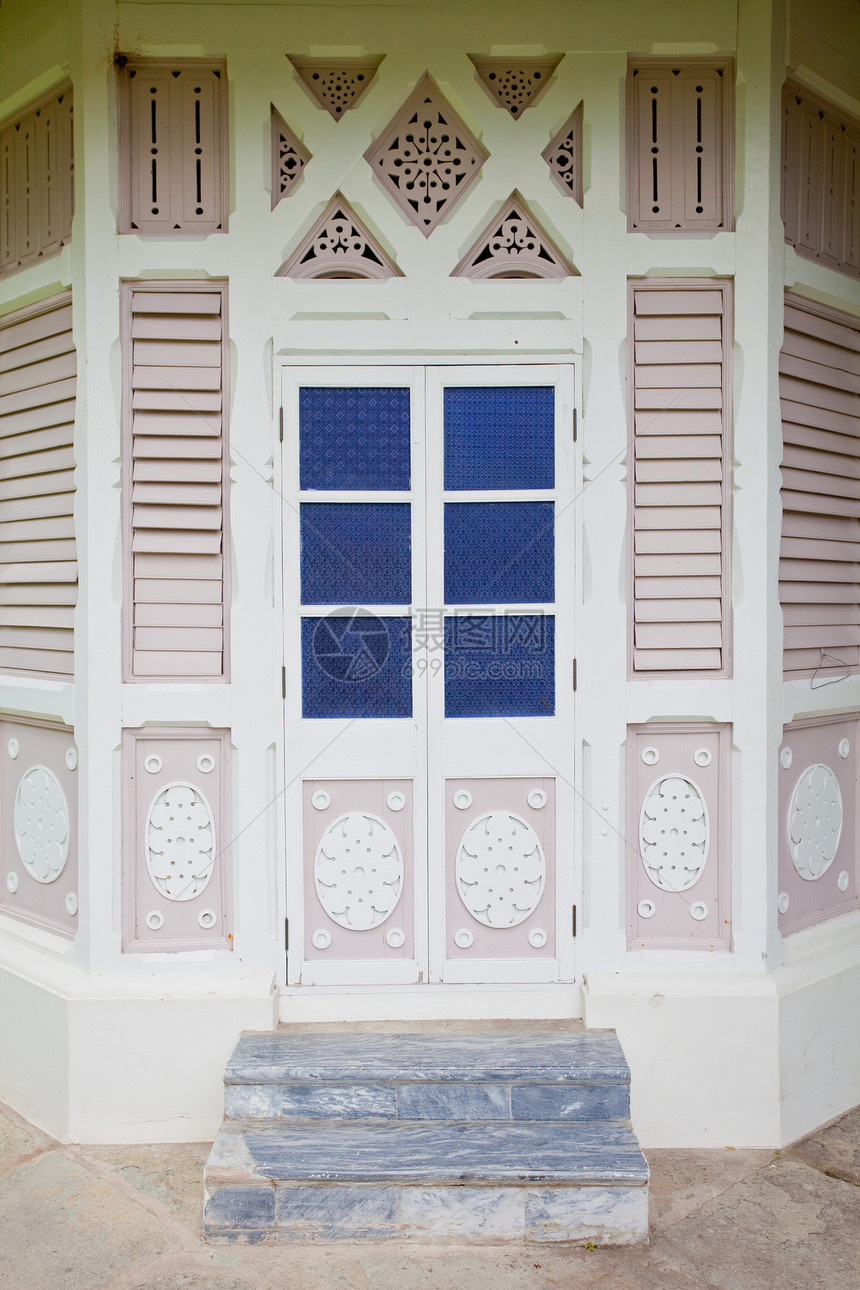 美丽的门白色门廊柱子窗户房子建筑学入口建筑街道财产图片