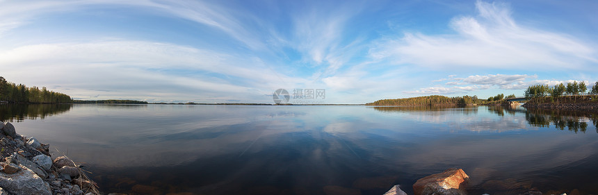 蓝湖和天空的全景图片