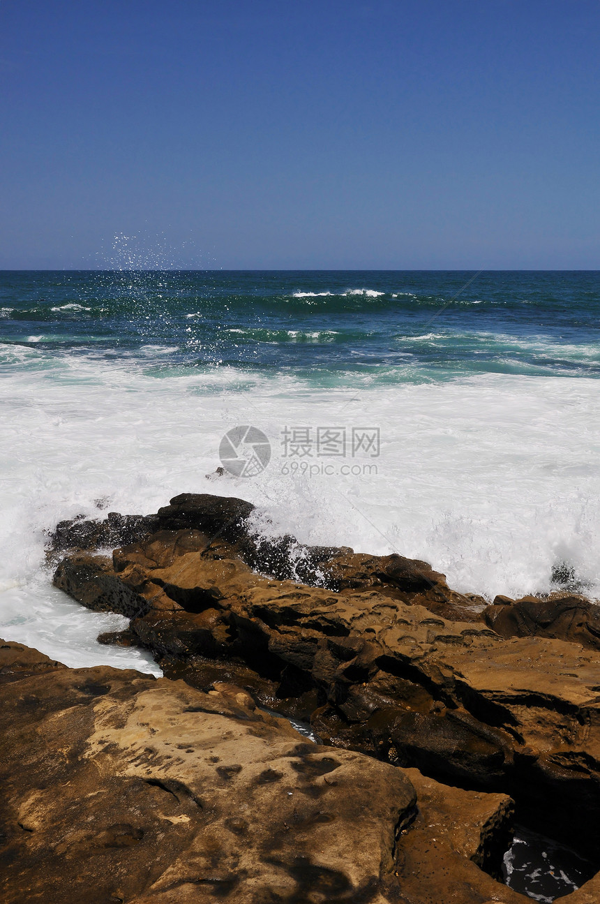 冲浪海岸海景崎岖海滩岩石支撑闲暇假期波浪风景图片