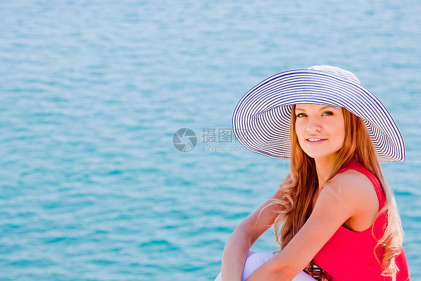 女孩在岩石上海对岸凉鞋幸福河岸边缘海滩青年女性天空头发海岸线图片