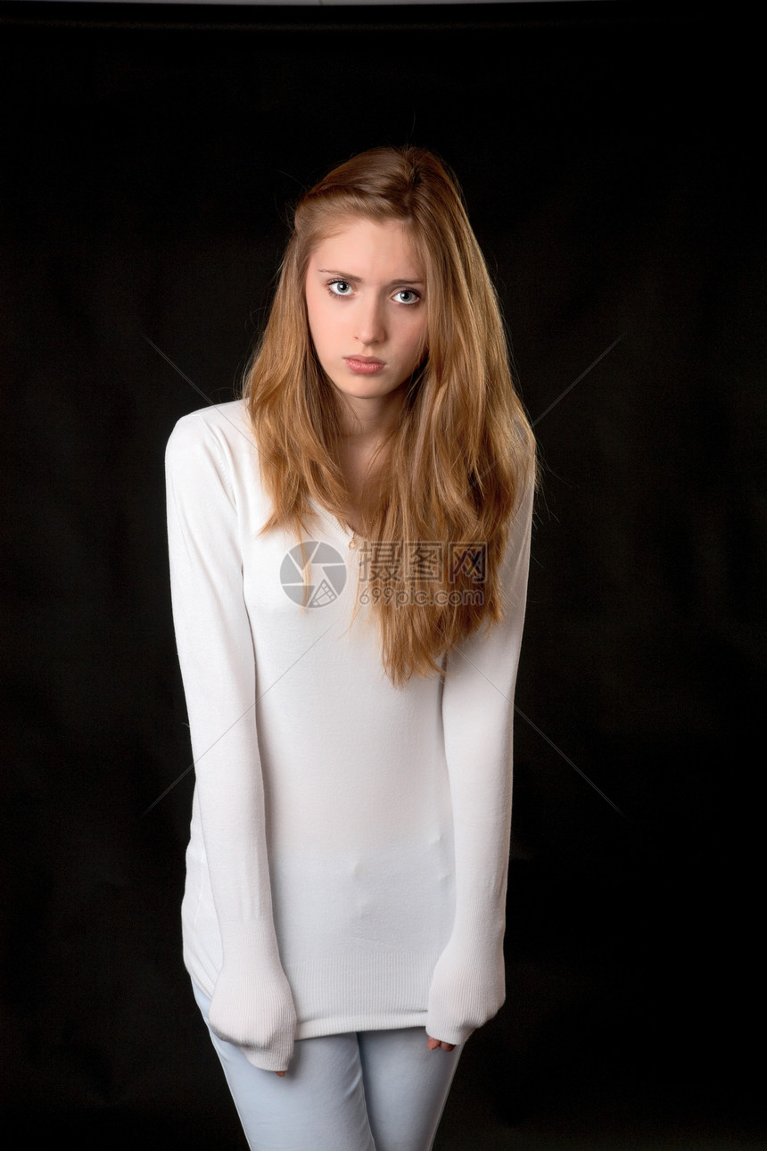 穿白毛衣的女孩美丽女性背景样子生活思考白色青少年黑色时代图片