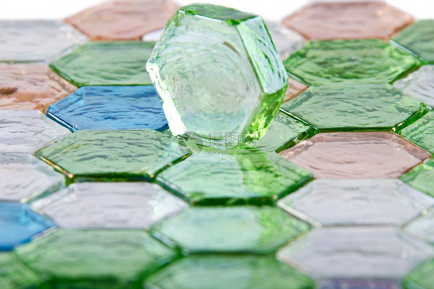 玻璃石 玻璃瓷砖 彩色绿色立方体白色正方形冻结石头玻璃砖图片