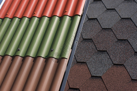 各种屋顶瓷砖平铺建筑店铺仓库材料鳞片状红色贮存建造绿色背景图片