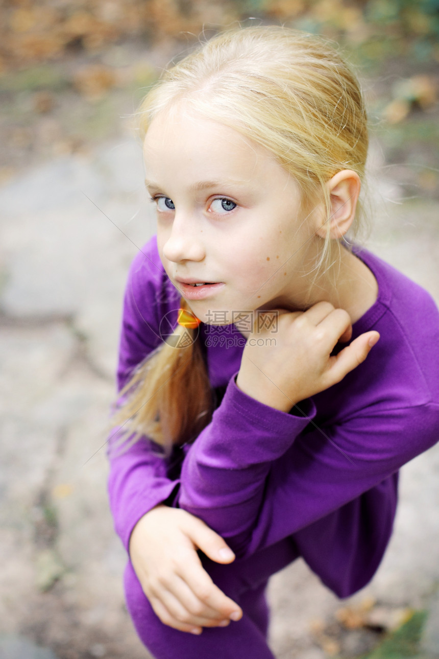 小女孩肖像金发喜悦女性女儿孩子们头发女孩乐趣季节叶子图片