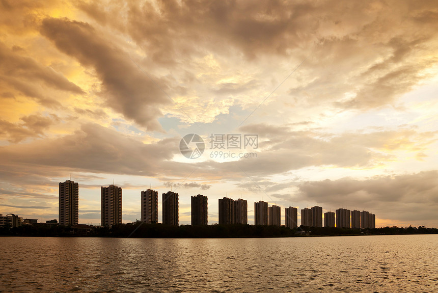 现代公寓全景反射市中心商业摩天大楼天际场景建筑学码头港口图片