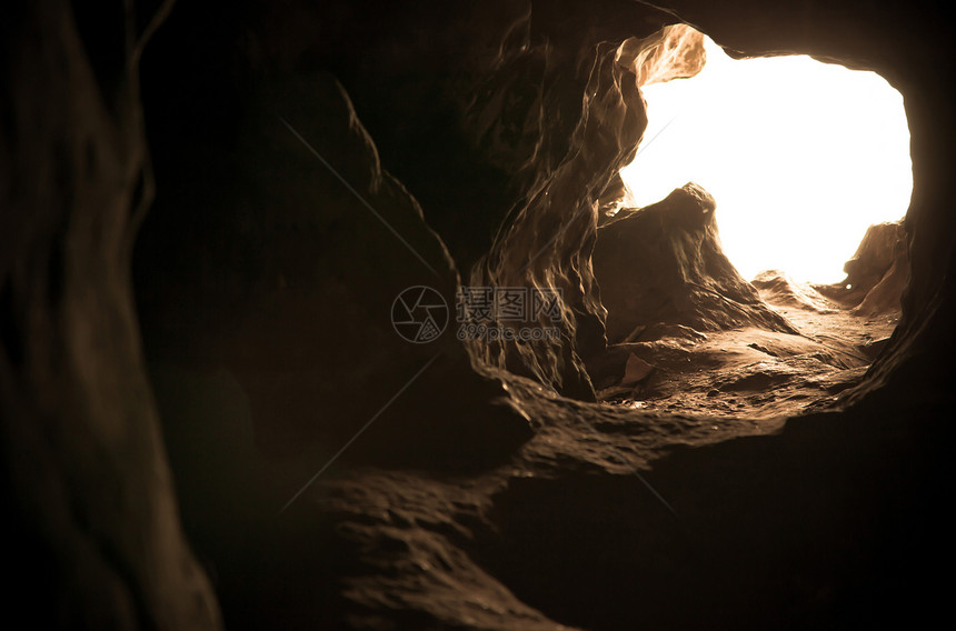 洞穴内走廊入口光束勘探地面射线岩石石窟石笋石头图片