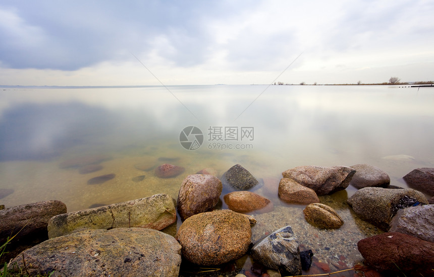 海洋视图地平线反射荒野银行天空天气海岸石头图片