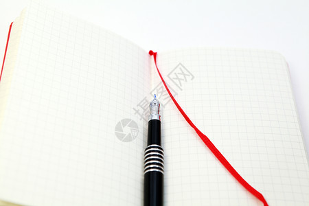 笔和笔记本牢房细胞议程笔记钢笔正方形记忆黑色红色墨水背景图片