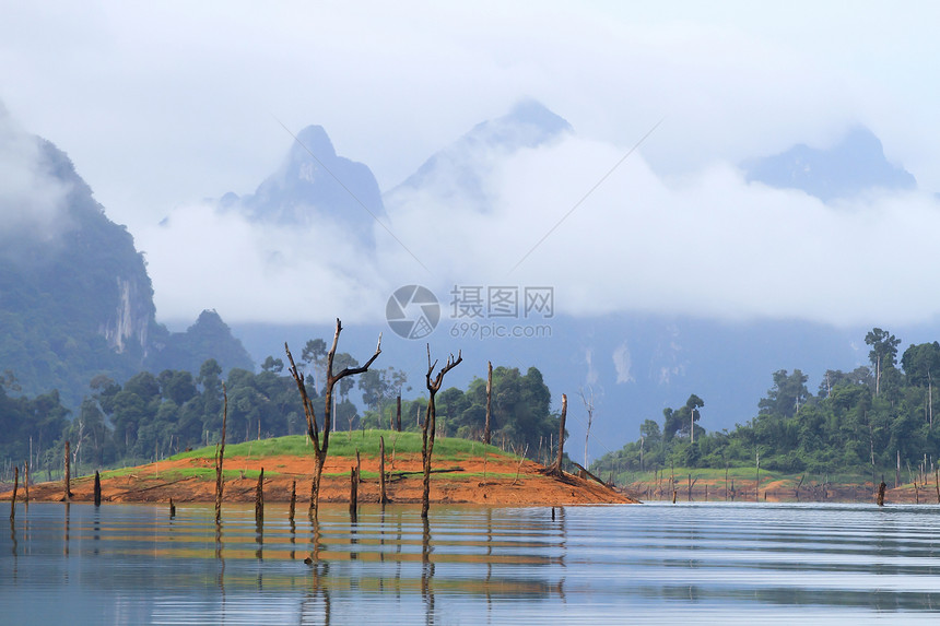 泰国广受欢迎的国家公园KhaoSok国家干扰荒野反射环境旅行森林旅游薄雾蓝色图片