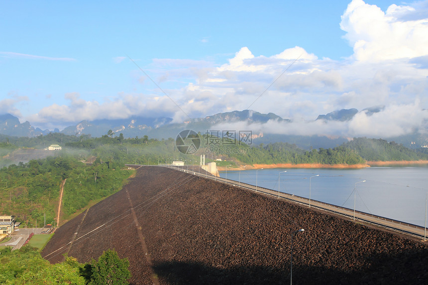 泰国大坝美丽的景观薄雾天空水电力量活力岩石蓝色绿色爬坡技术图片