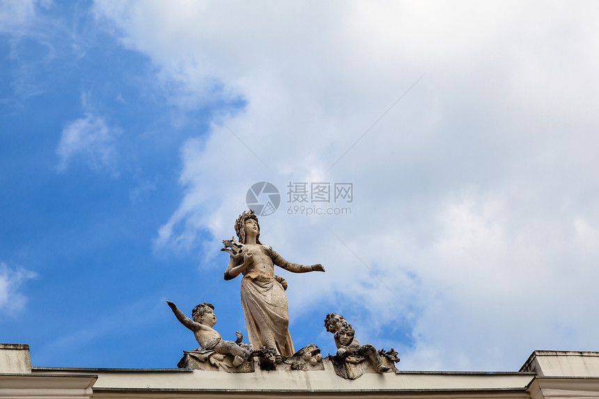 克罗地亚波雷克宫顶的雕像图片