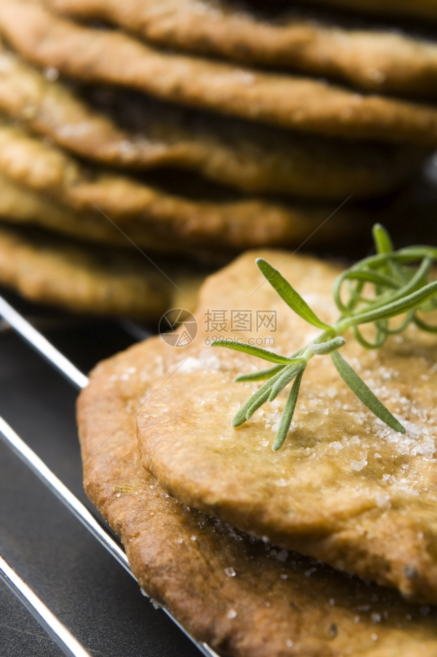 带迷迭香的自制生锈饼干糖果乡村草本植物团体糕点传统宏观食物小吃乡愁图片