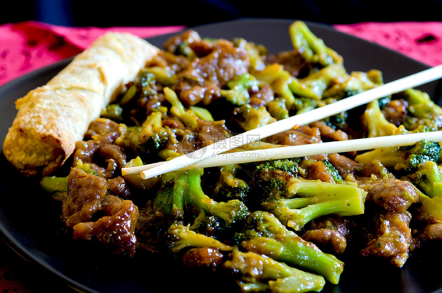 牛肉加布罗科利和春卷美食餐厅午餐食物筷子盘子蔬菜图片