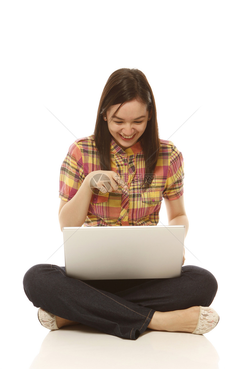 青年女性浏览冲浪学生笔记本电脑互联网白色男女微笑阅读浏览器图片