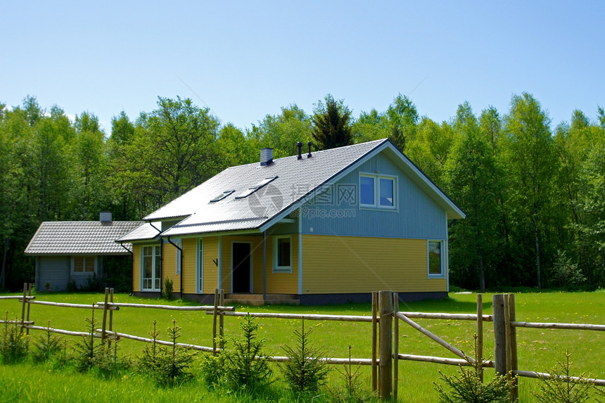 木屋公寓绿色生活房子木头窗户蓝色天空栅栏建筑学图片