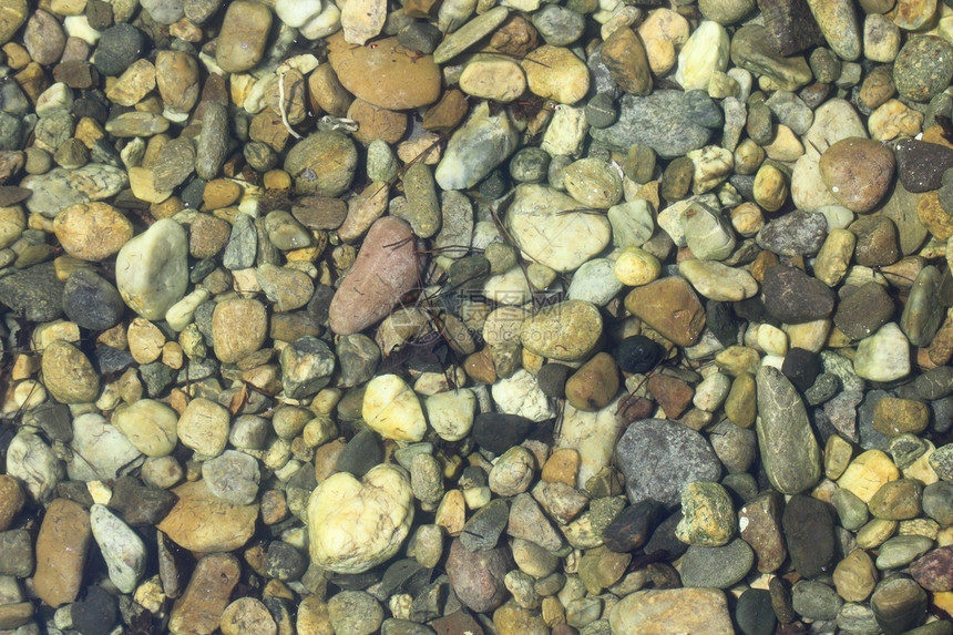 在山湖中的石头图片