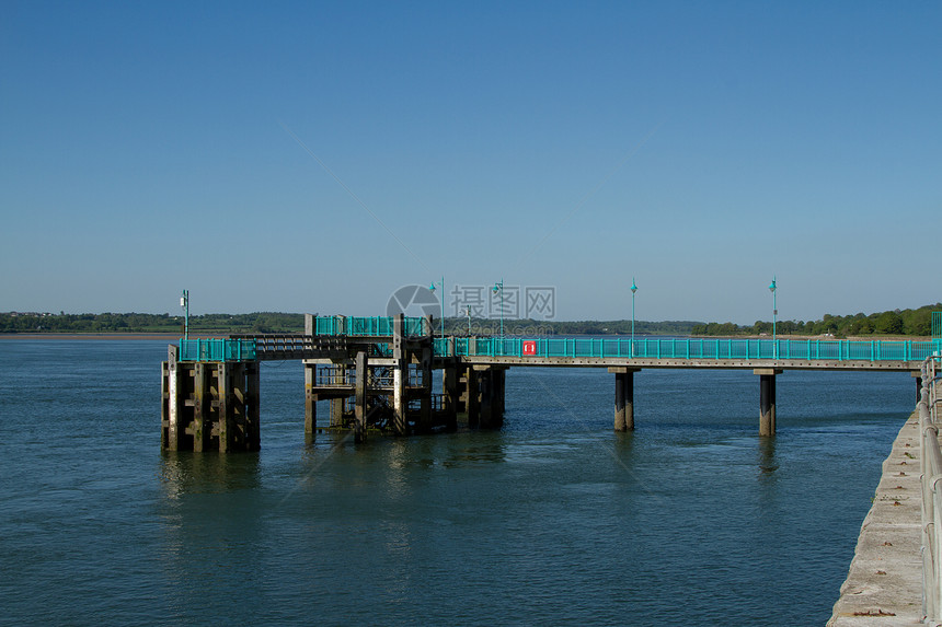 小码头蓝色工程海洋航海邮政建造栏杆绿色小路天空图片