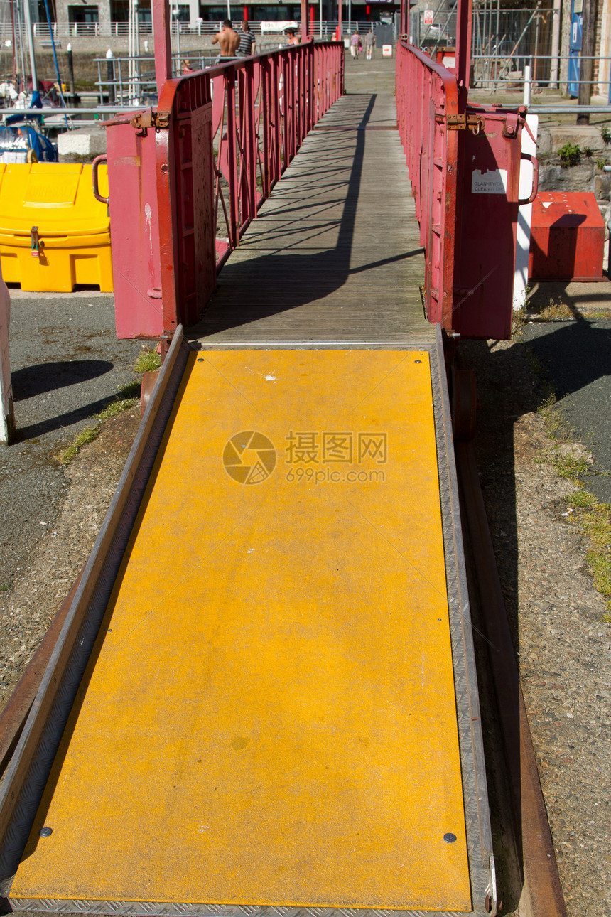 脚桥坡道金属工程黄色红色小路人行道栏杆图片