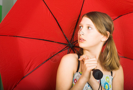 红伞女孩青少年天气细雨背景图片