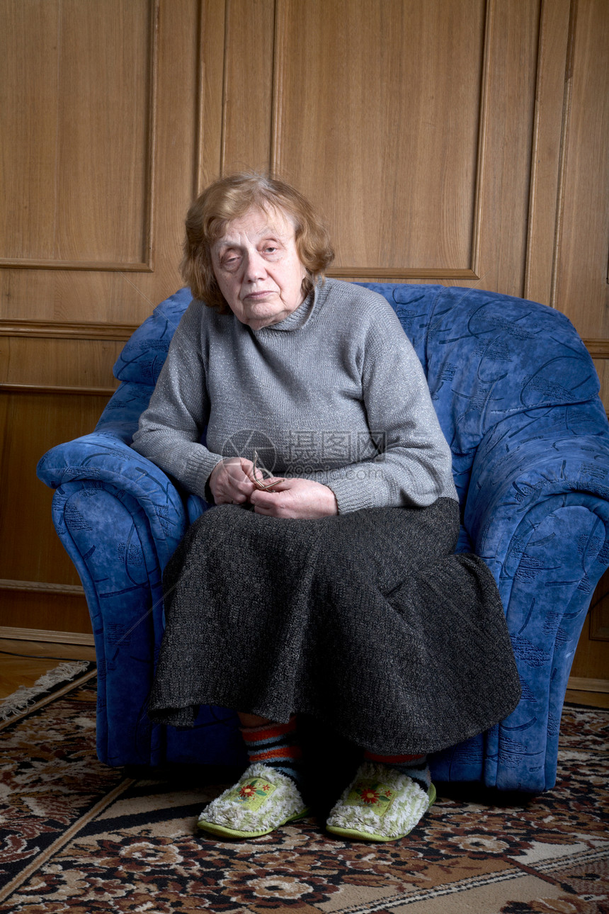 老妇人坐在扶手椅上祖母宠物退休中风女士医学老年房子图片