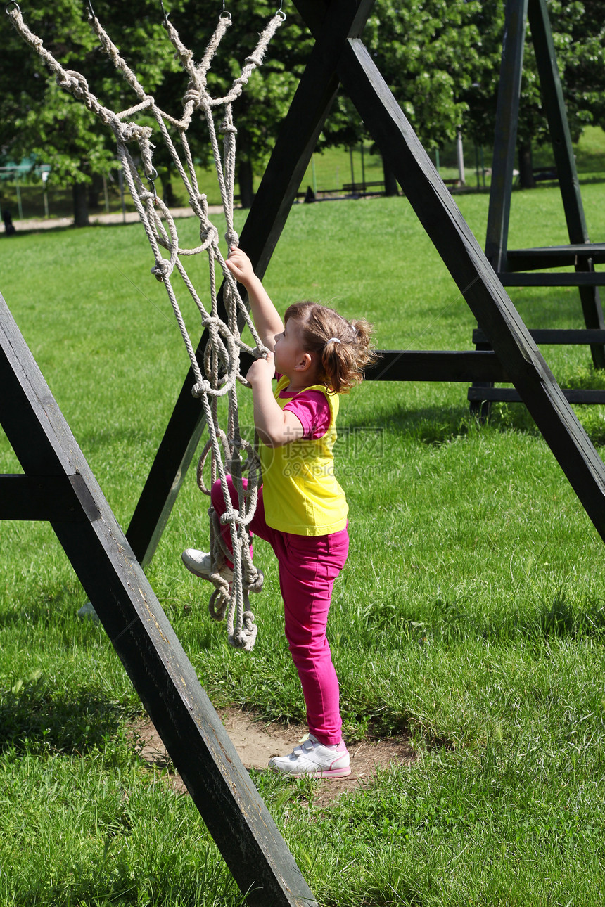小女孩在操场玩耍闲暇快乐绿色女性青年微笑喜悦公园乐趣孩子图片