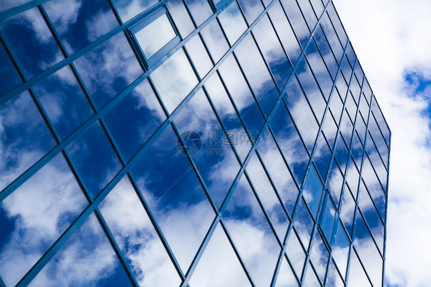 带有背景云层上反射的摩天大楼窗口蓝色天际场景总部玻璃镜子建筑学城市生活金属图片