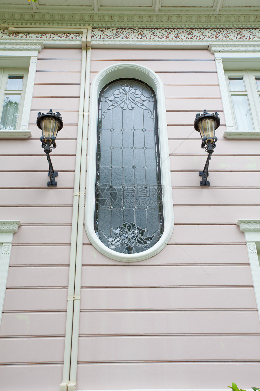 美丽的窗口建筑柱子门廊入口财产历史白色房子窗户街道图片