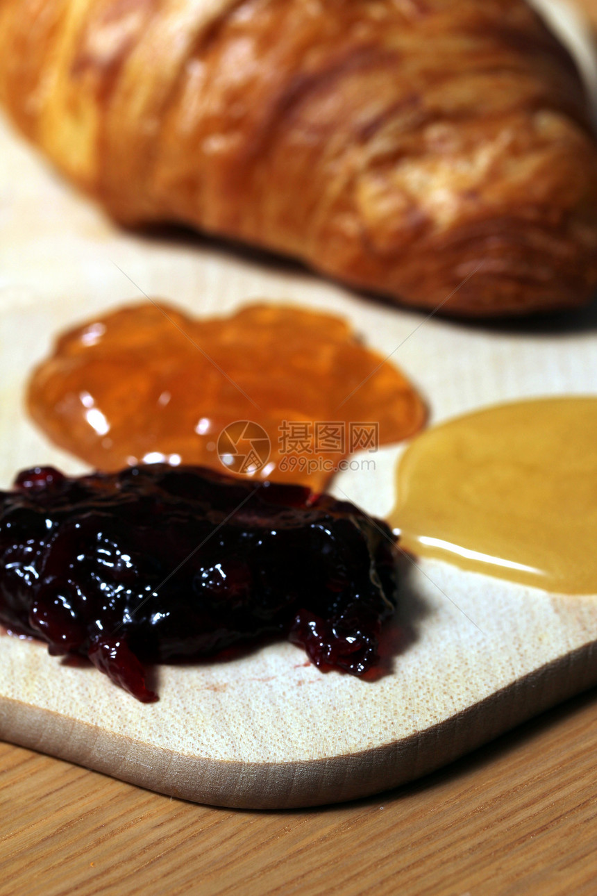 早晨羊角面包加果酱蜂蜜糕点橙子李子包子木头早餐黄油食物图片
