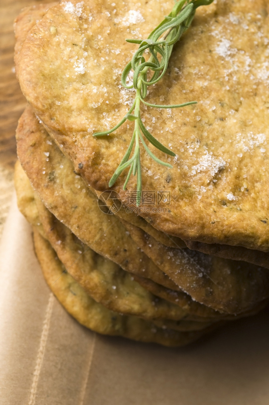 带迷迭香的自制生锈饼干乡愁草本植物面包糖果食物小吃宏观商品团体美食图片