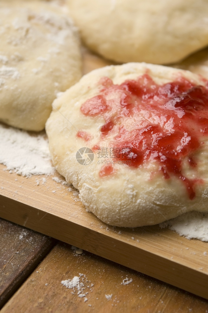 木板上加了玛瓜厨房擀面杖盘子营养面粉滚动糕点面包玫瑰美食图片