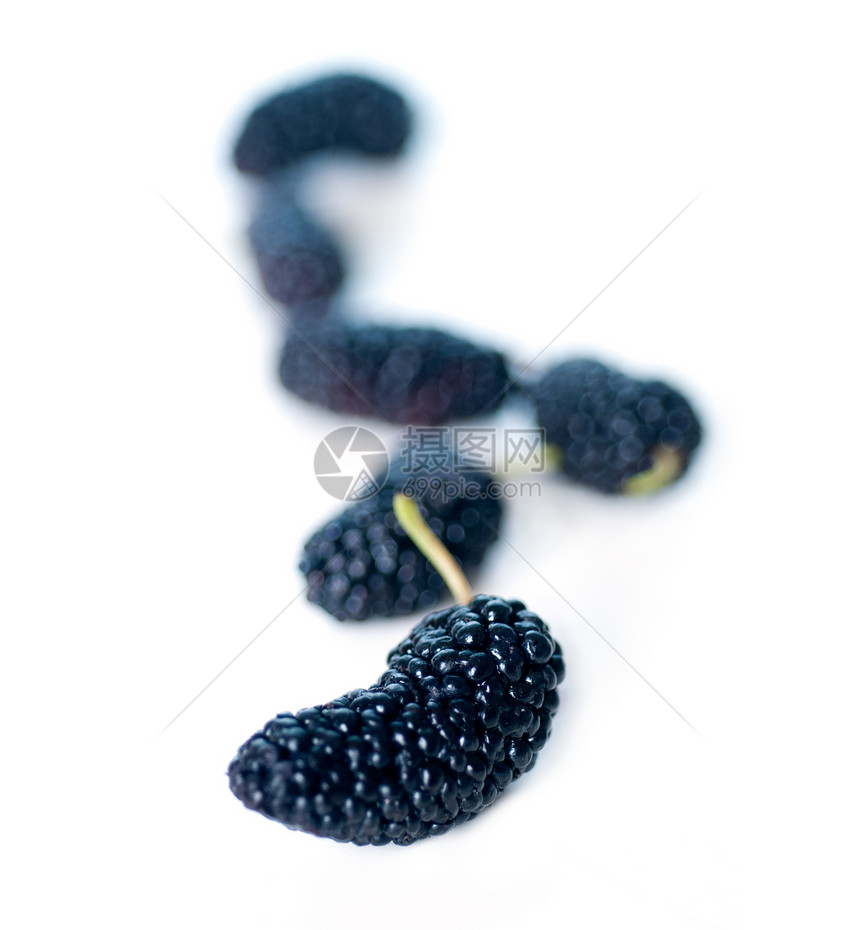 白色上方有新鲜的成熟木莓工作室宏观团体水果食物叶子紫色饮食营养甜点图片