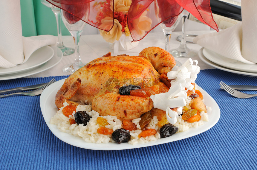 Курица гриль с рисом и сухофруктам图片
