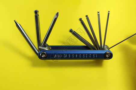 多工具黄色维修蓝色螺丝刀金属背景图片