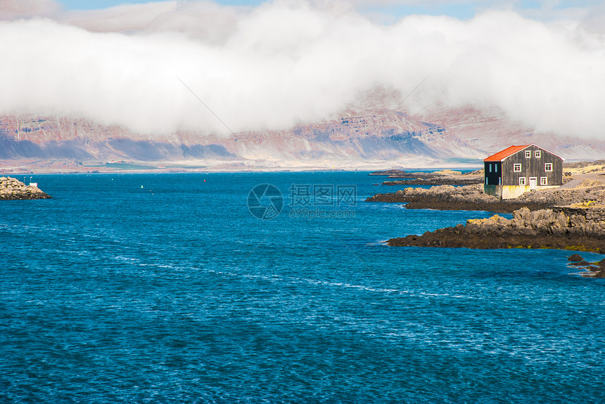 冰岛渔业城镇Djupivigur的平静区图片
